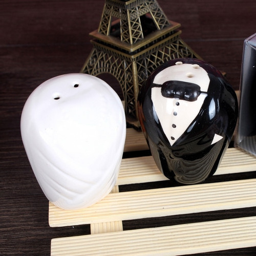 Bride and Groom ceramic Salt and Pepper Shakers Wedding party Favors and gift for guests