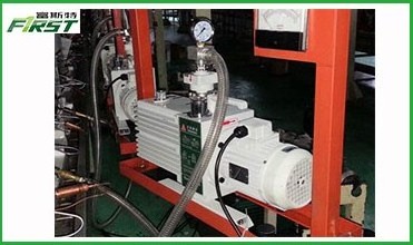 Two stage oil sealed rotary vane vacuum pump