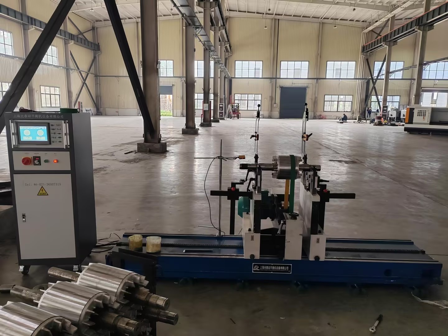 Roller dynamic balancing machine