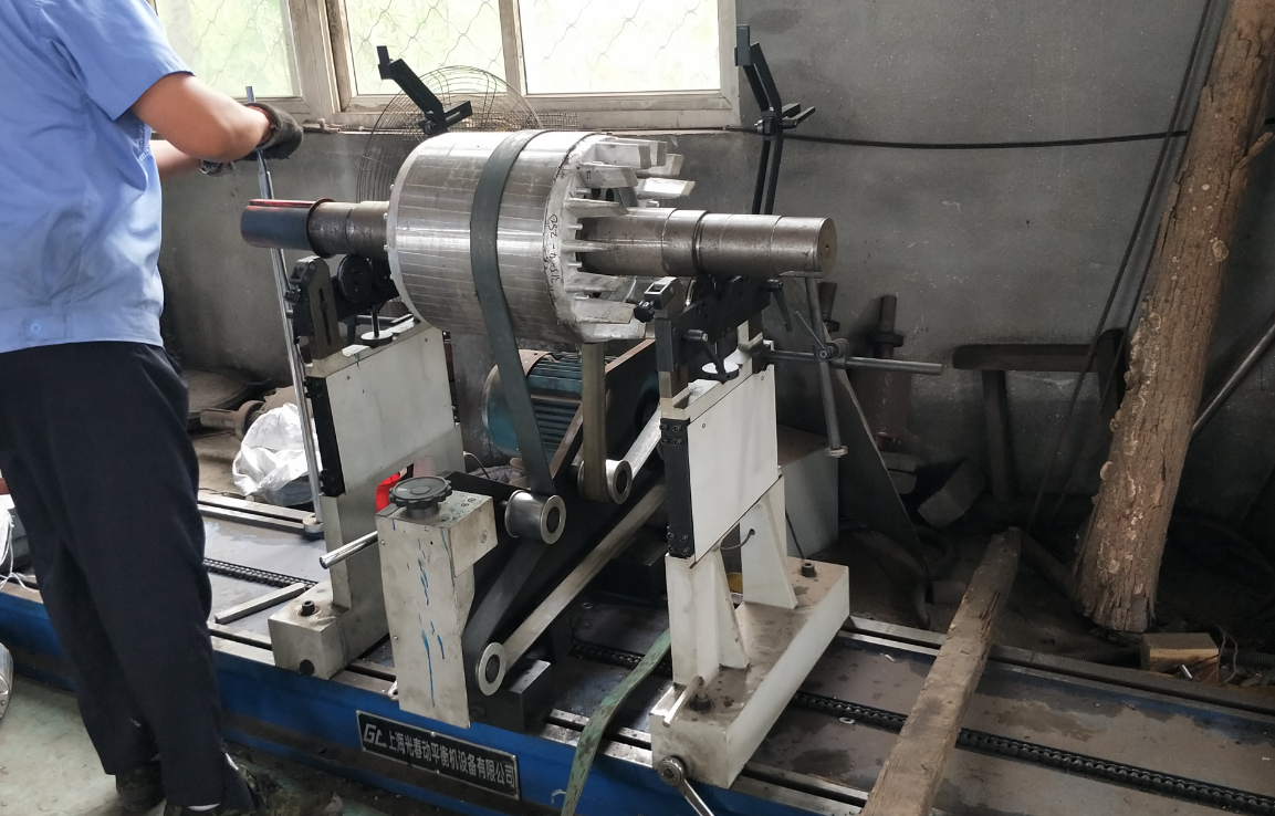 Roller dynamic balancing machine