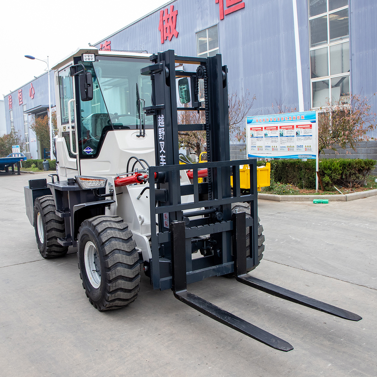 Cheaper rough all- terrain off road 4x4 forklift four wheel drive all-terrain forklift 3 ton for sale