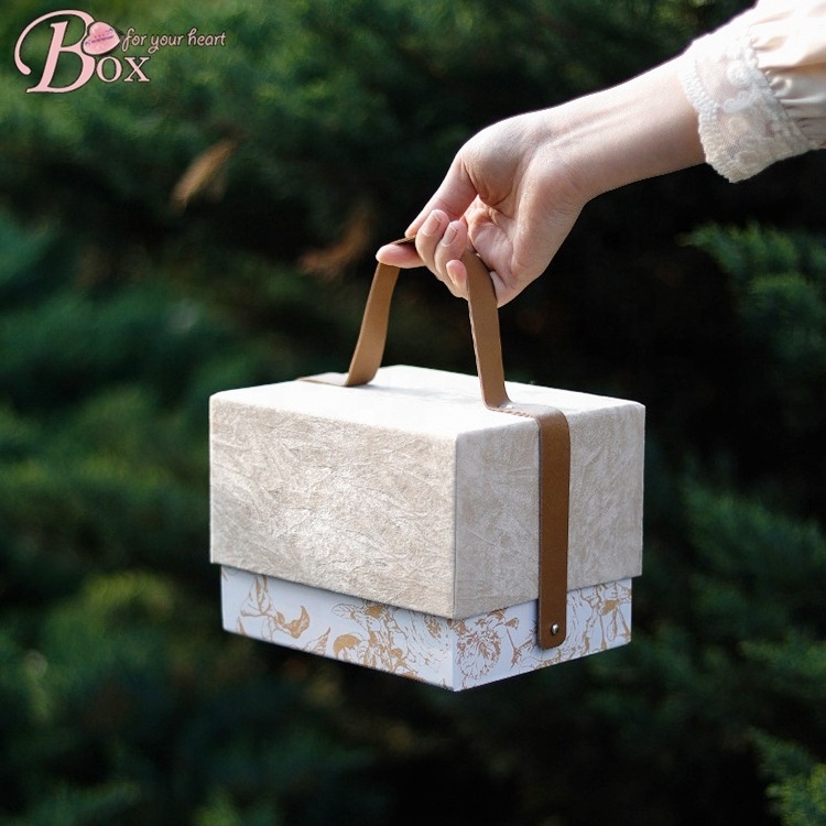 2023 custom Cardboard wedding Carrying paper perfume box Handle velvet invitation boxes