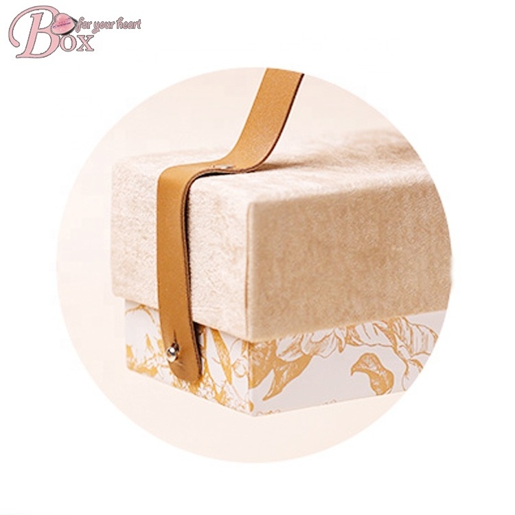 2023 custom Cardboard wedding Carrying paper perfume box Handle velvet invitation boxes