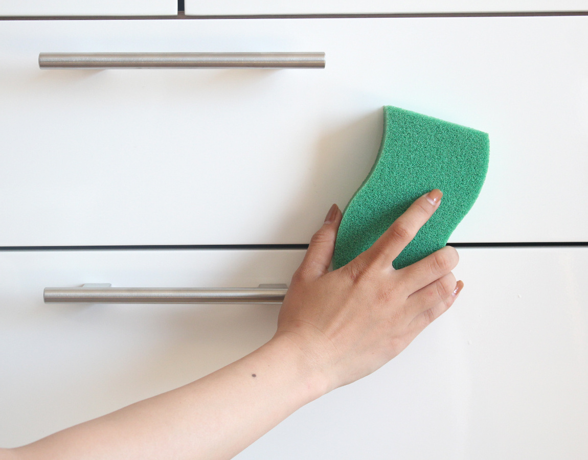 Can scrub hard-to-clean items, such as hoods, stovetops, tables, etc. Easy-to-clean silicone dishwashing sponge