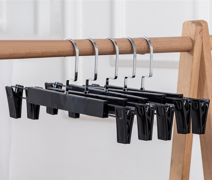 Wholesale black household retractable non-slip plastic pants rack pants clip clothing store pants rack