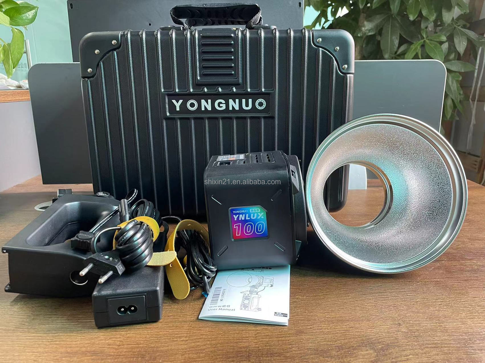 Yongnuo Lux100rgb Ynlux100Rgb 120w 2700k-10000k Bowens Mount Handheld Outdoor full color Cob Led Video Light for Tiktok Yotuebe