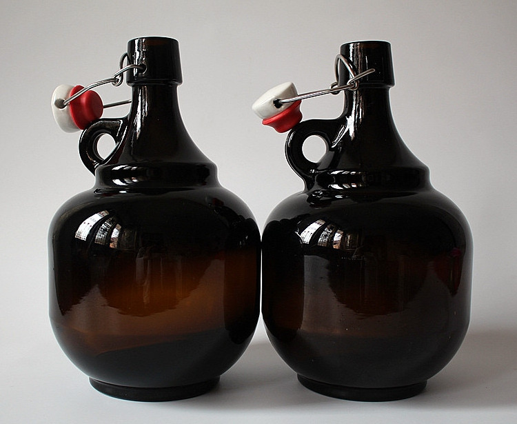 Shanghai Linlang Wholesale PALLA Swing Top Cap 64oz 2l Amber Growler Round Glass Bottle with Swing Top and Handle