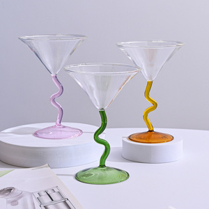 New Arrival Creative Martini Glass With Curved Green Pink Amber Stem Cocktail Glasses Goblet Cup