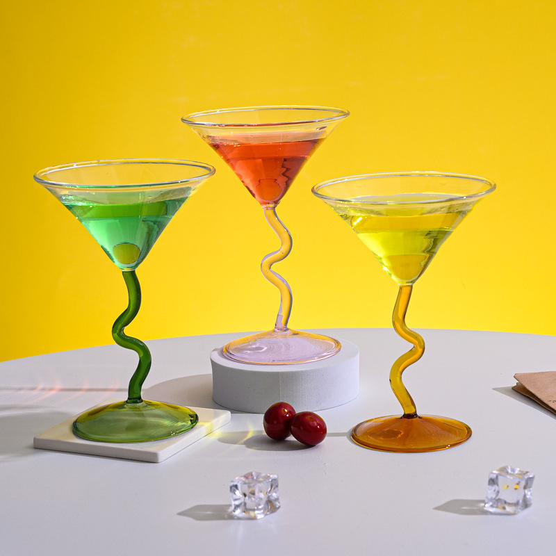 New Arrival Creative Martini Glass With Curved Green Pink Amber Stem Cocktail Glasses Goblet Cup