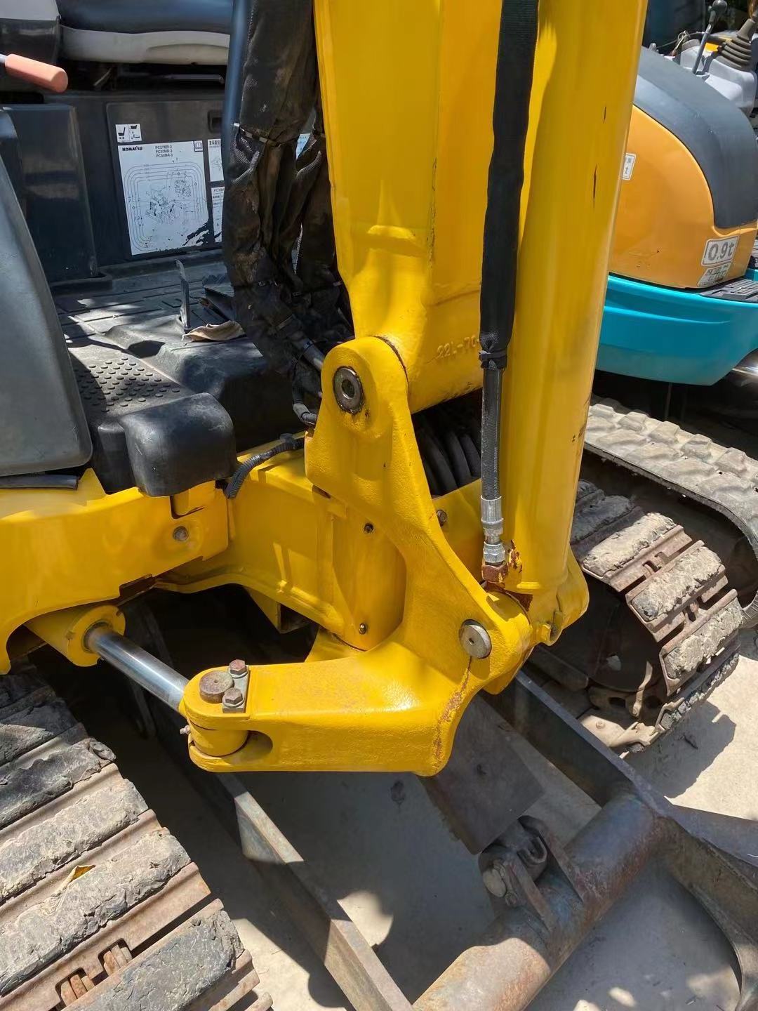 Used small KOMATSU PC30MR-2 excavator mini size excavator second hand 3TON digger machine PC 30MR for sale