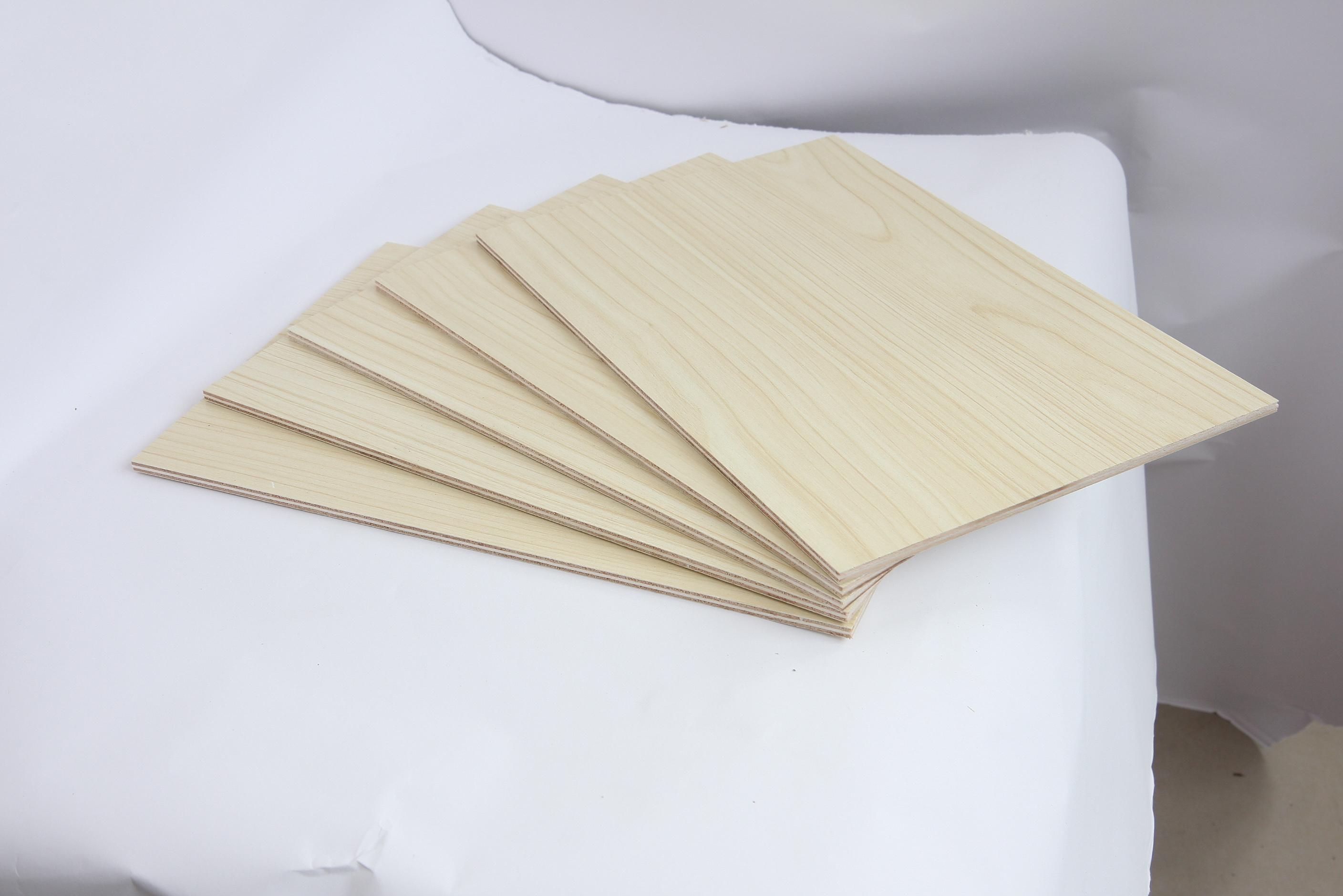 Good Quality Overlaid Melamine faced Plywood board Multilayer Laminated Plywood Sheets for Furniture Decoration