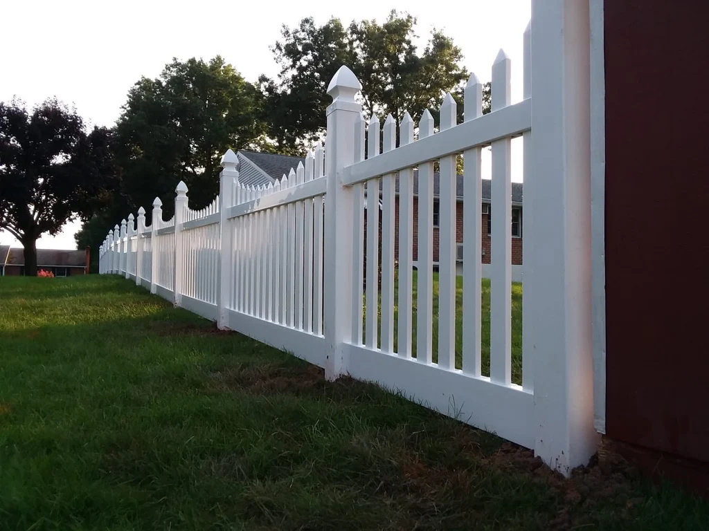 vinyl fence top lock, vinyl fence light poles, vinyl fence 4x8