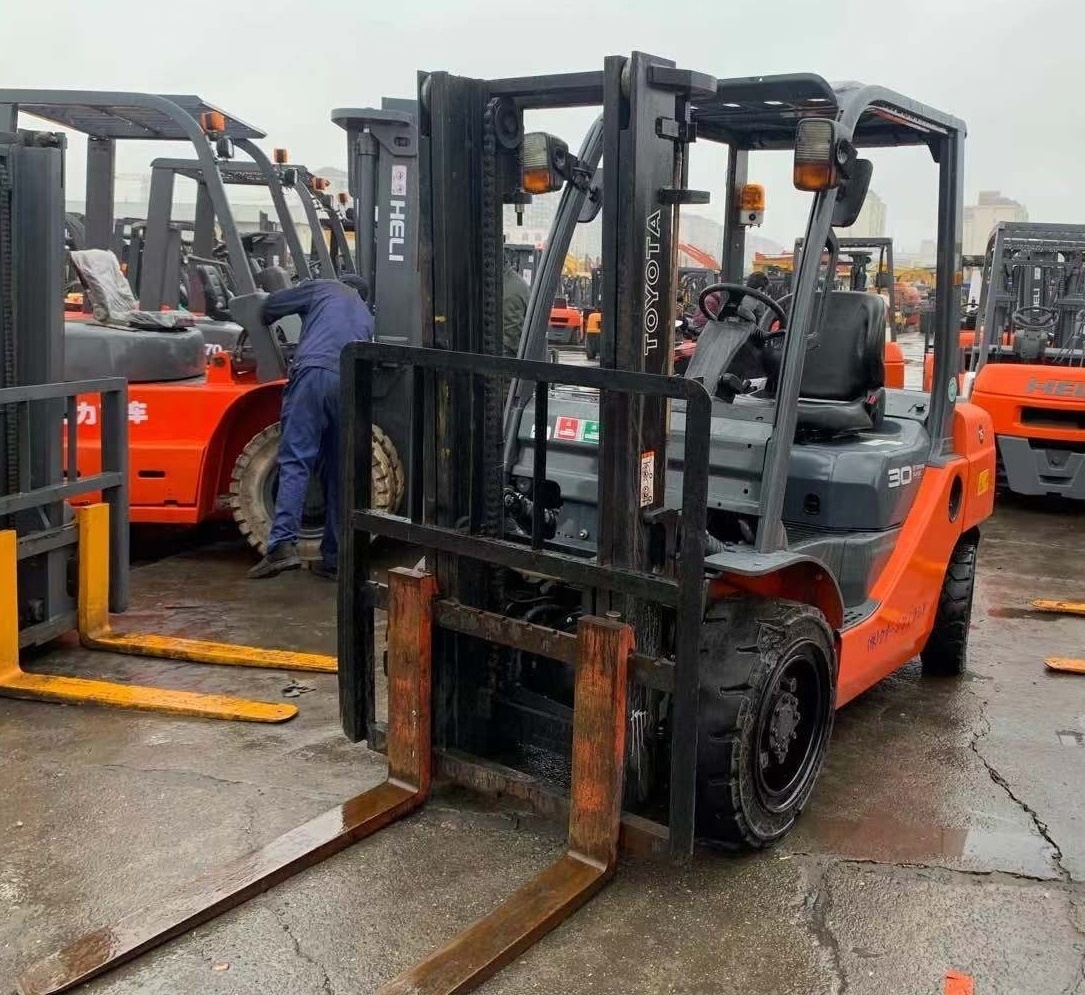 Second Hand Diesel Forklift 8FD30 at factory price for sale, 62-8fd30 forklift