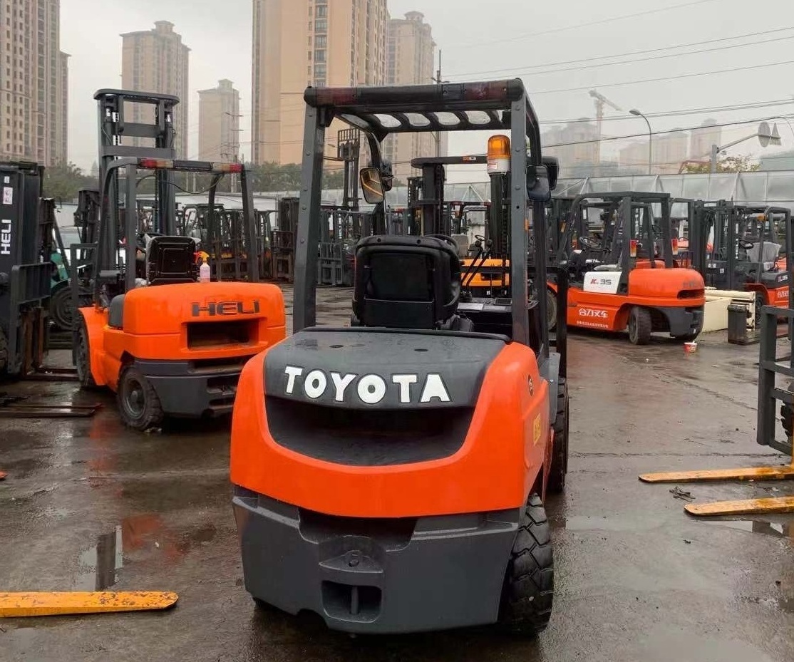 Second Hand Diesel Forklift 8FD30 at factory price for sale, 62-8fd30 forklift