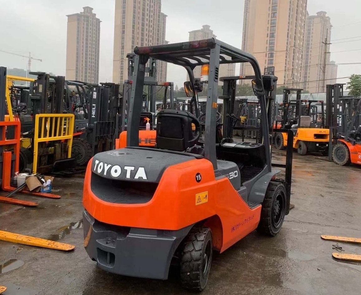 Second Hand Diesel Forklift 8FD30 at factory price for sale, 62-8fd30 forklift