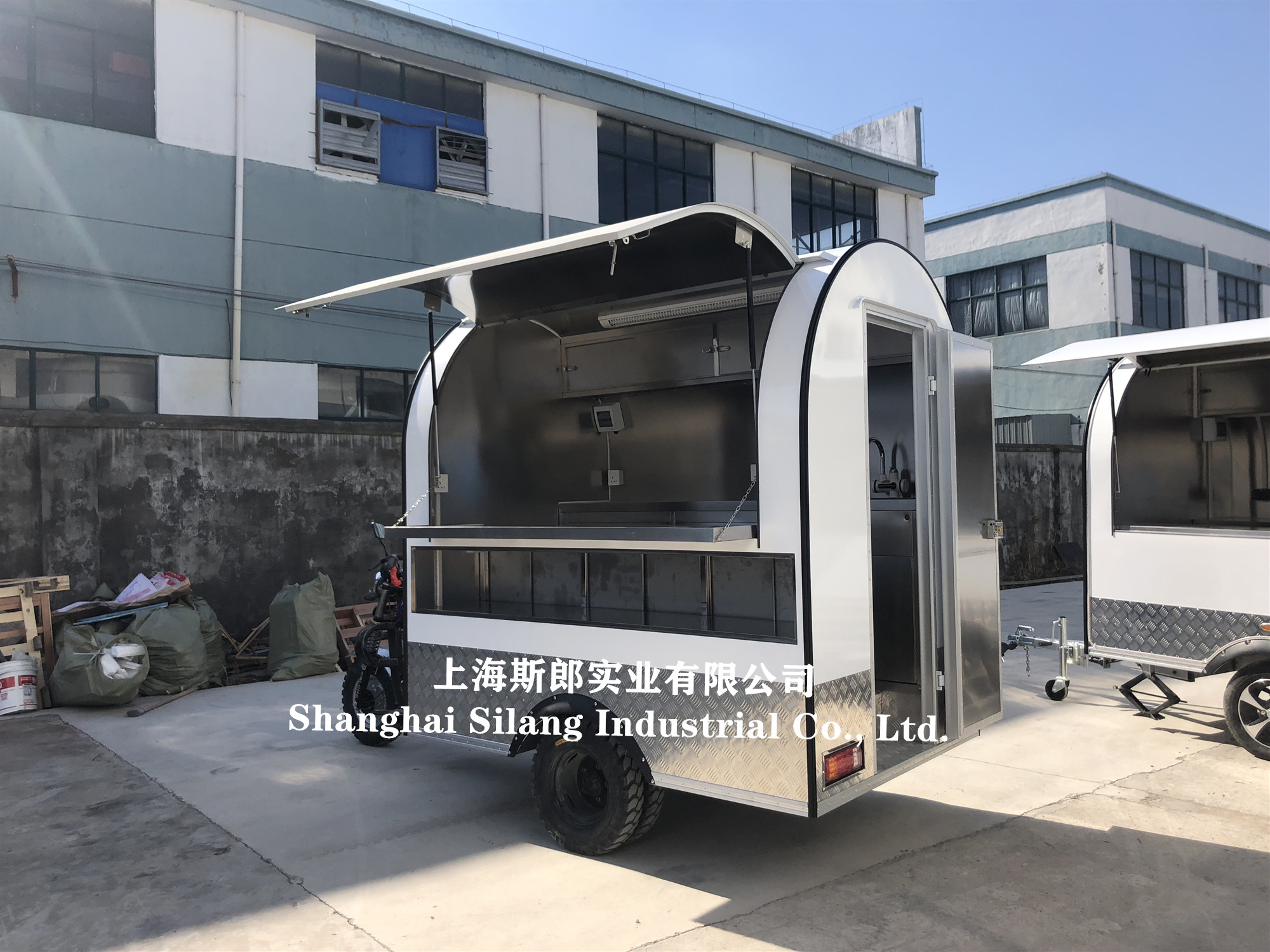 Factory-made gasoline food trucks with snack machines, mini tricycles for hot dog pancake