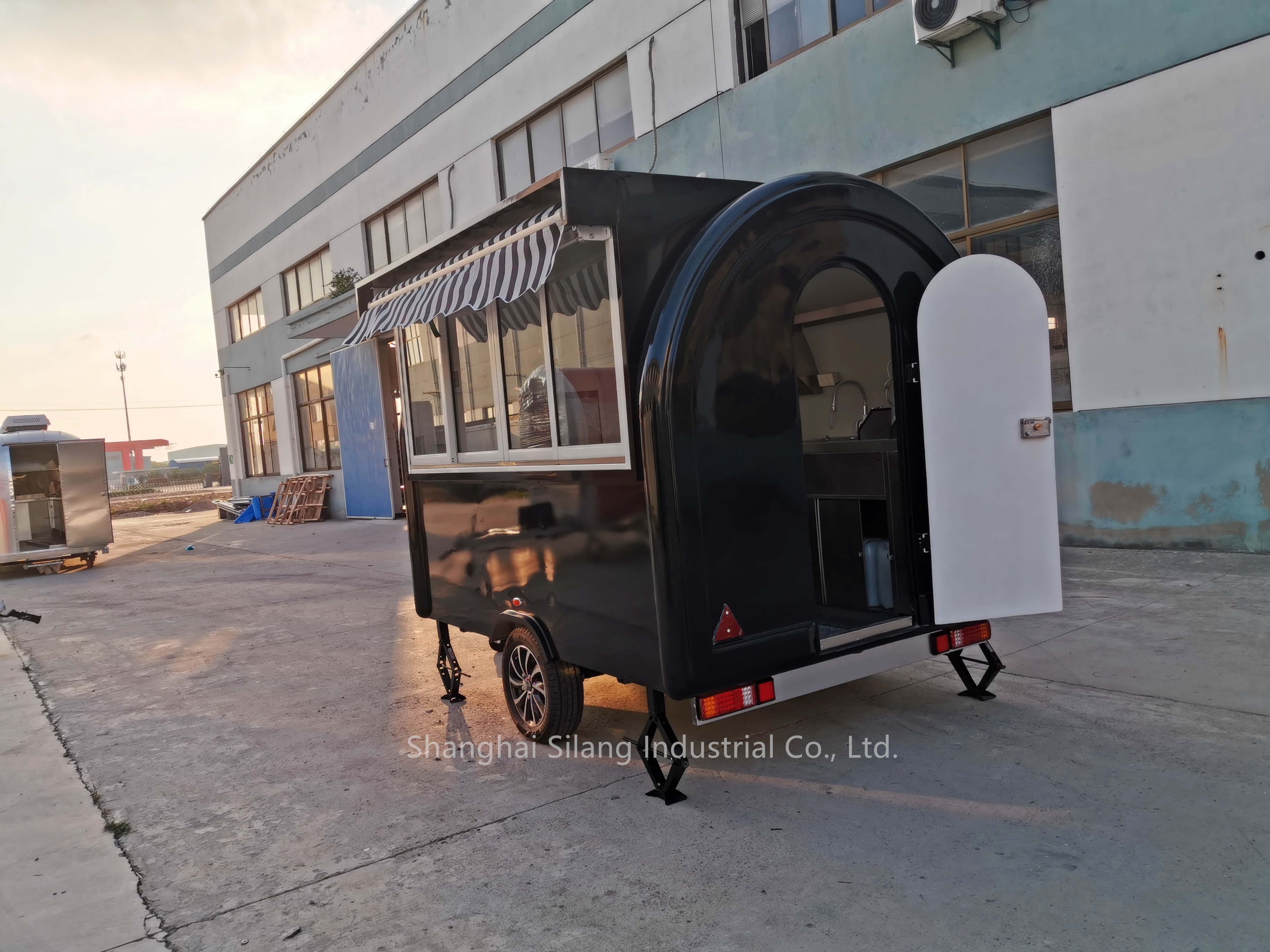 SLUNG Outdoor Mobile Street Fast Food Kiosk/street food cart Food Truck for sale EU