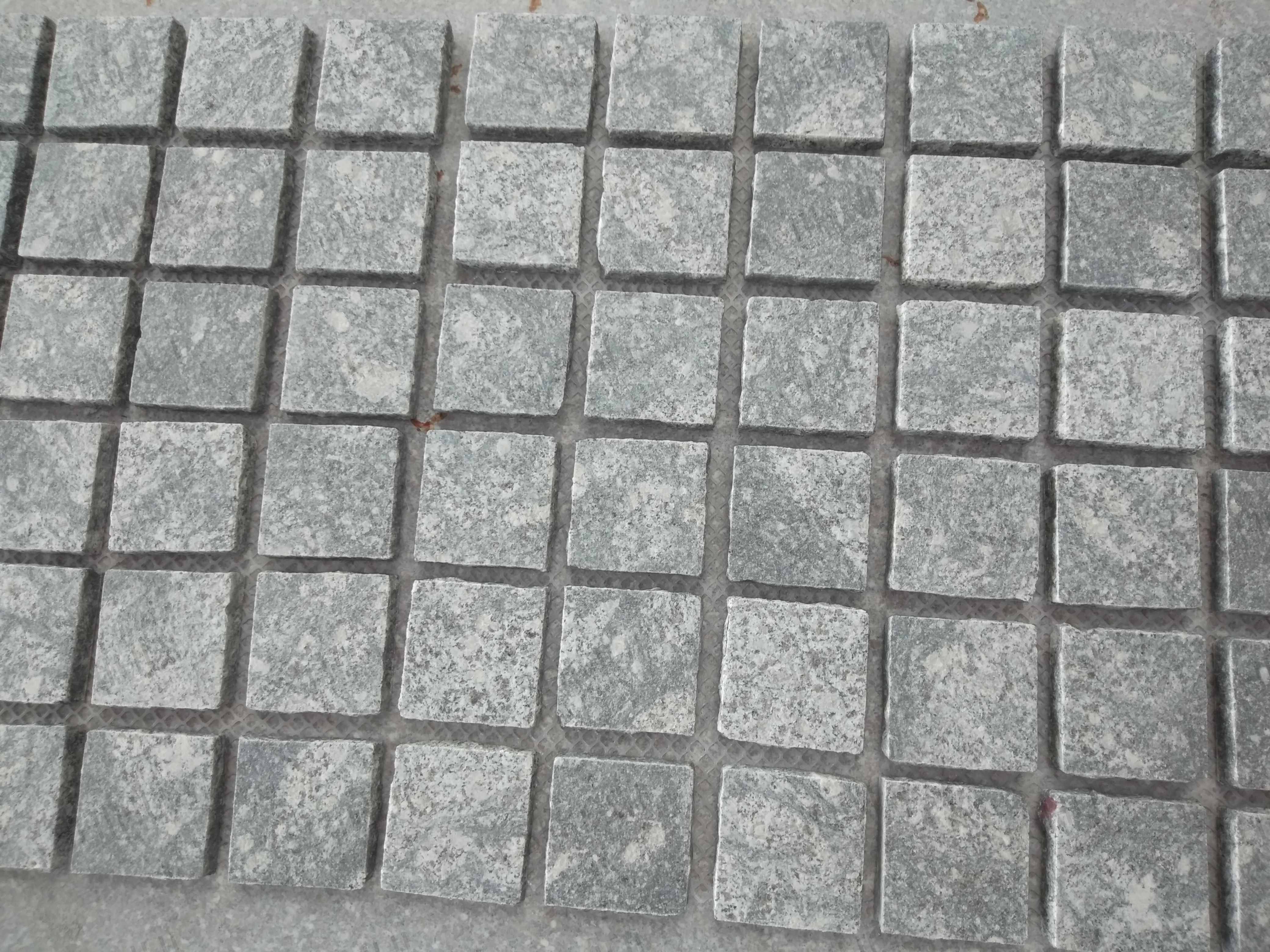 SHIHUI Custom Driveway Fantasy Grey Granite Pavers Stack Bond Flame Surface Split Edge Paving Paver Cubic Stone Mesh Cobblestone