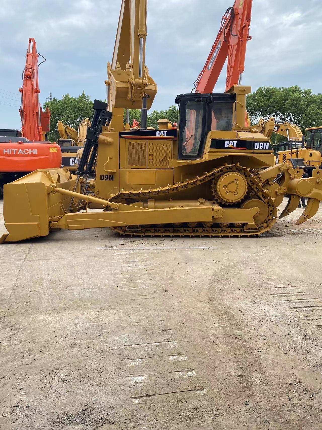 Low price short working hours CAT Caterpillar D9N Bulldozer Used crawler CAT D9N bulldozer original of Japan cat d9n on sale