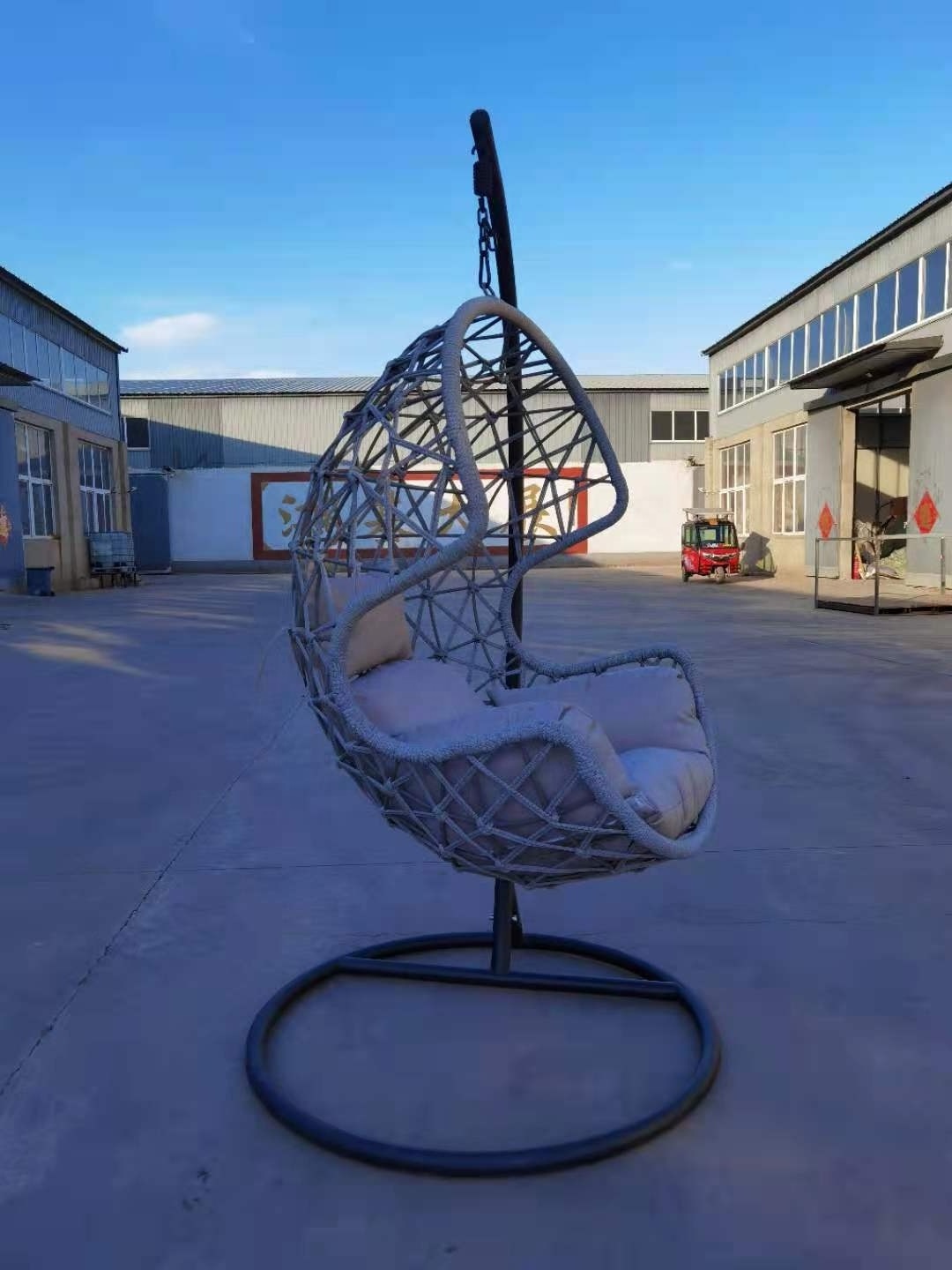 2023 New Design Living Room Furniture Fiberglass Swinging Egg Pod Hanging Chair With Stand