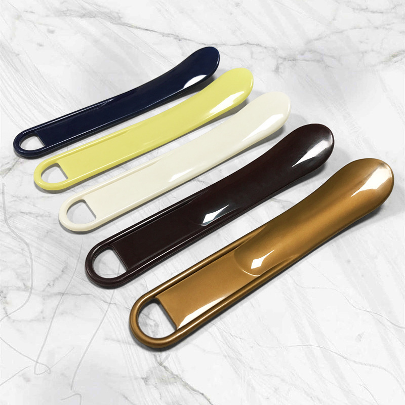 Household use Pp Colorful 20cm Long Shoehorn Men Women Children Shoe Lifter Help Wear Shoes Plastic Shoe Horn With Custom Logo