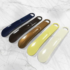 Household use Pp Colorful 20cm Long Shoehorn Men Women Children Shoe Lifter Help Wear Shoes Plastic Shoe Horn With Custom Logo