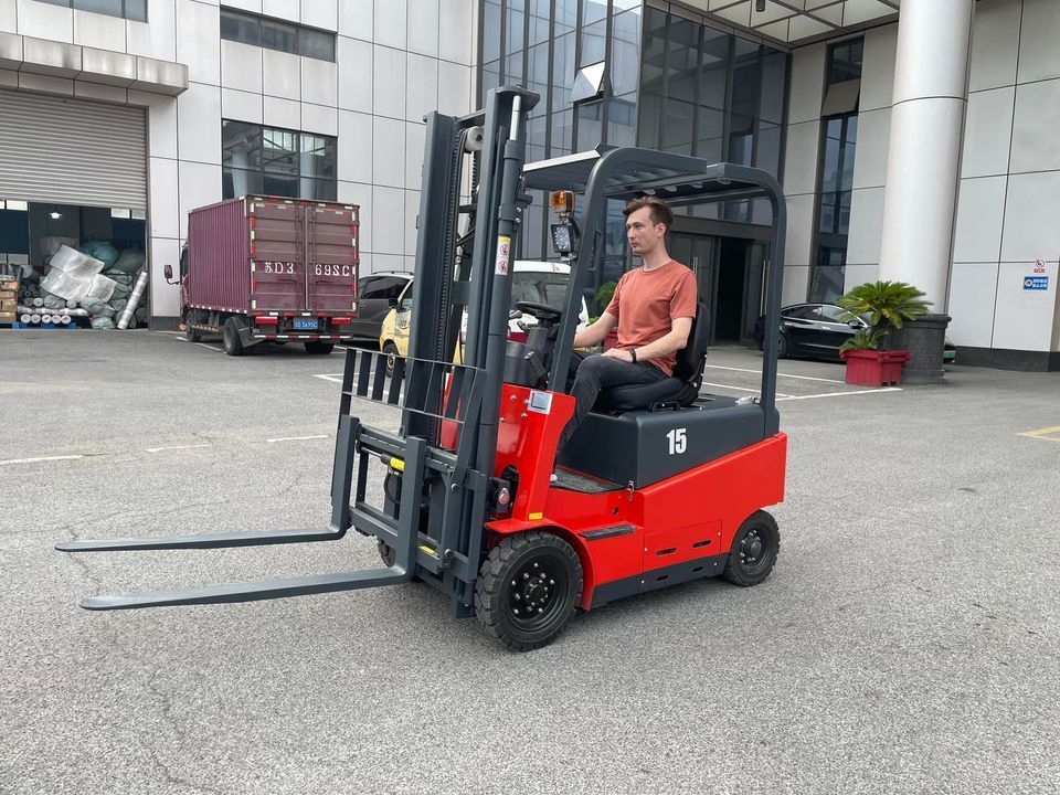 SHUNCHA Hot sale Mini 4 Wheel 1500kg 1.5ton 2ton Capacity warehouse use small Electric Forklift