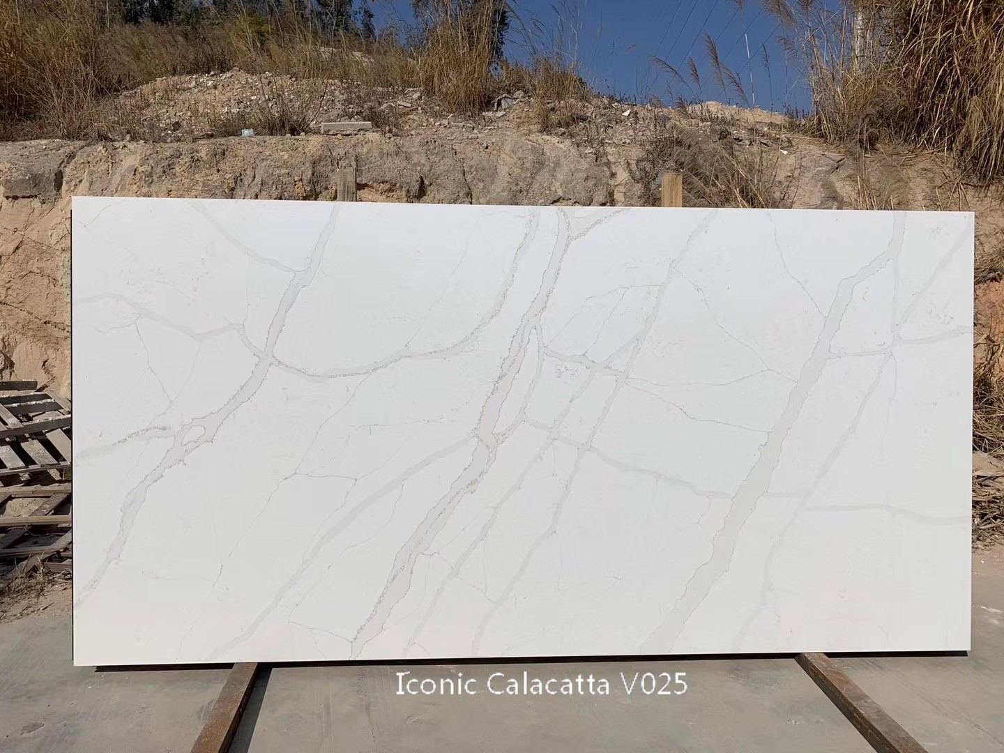 Low Silica Carrara Gold artificial stone with black and gold veins high quality kitchen countertop quartz slab