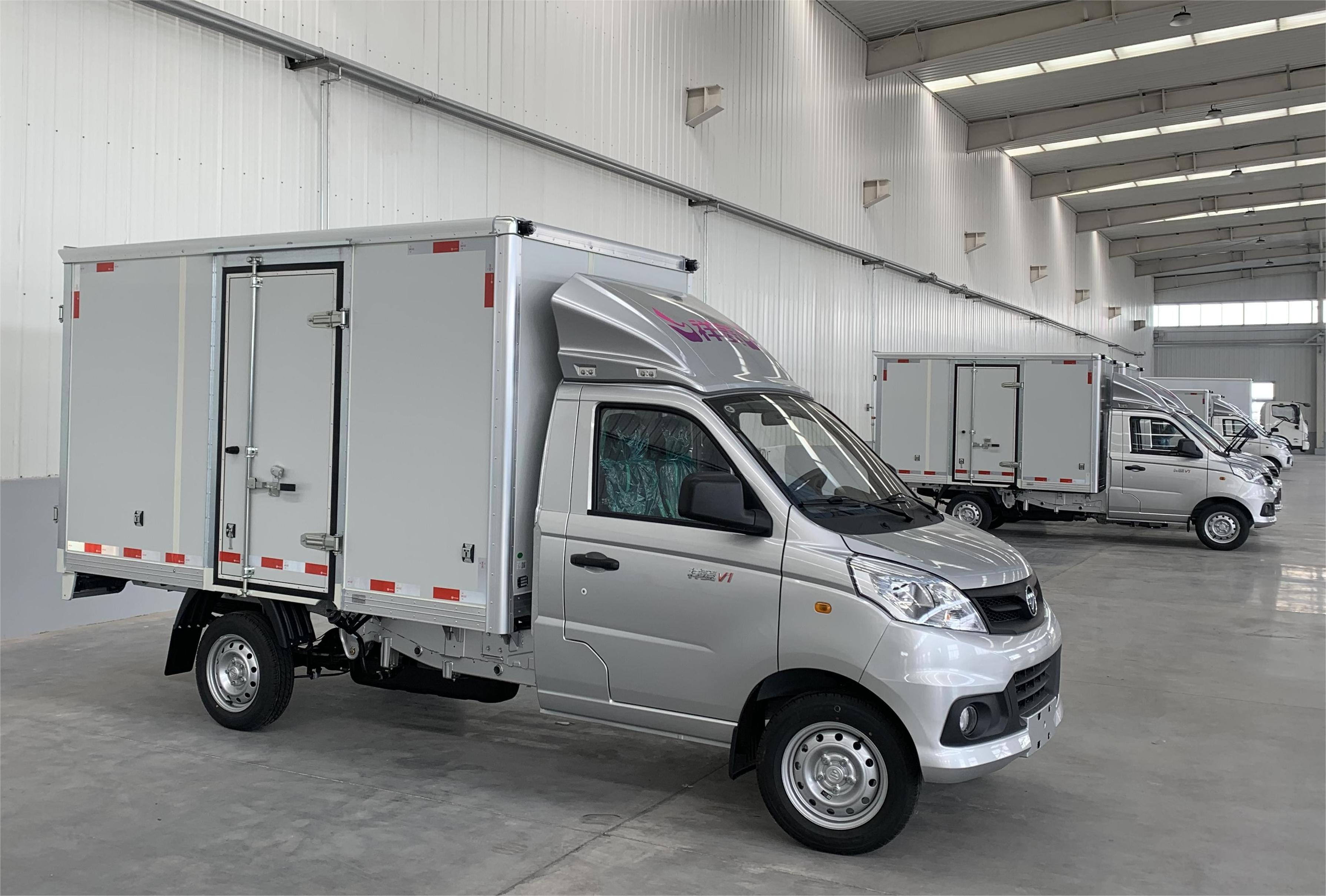 Mini van box truck body 1T loading FOTON small 4x2 gasoline van cargo truck body factory