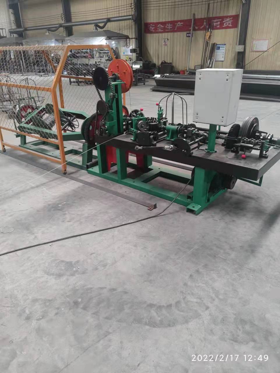 Good Quality Iron wire single double Strands galvanized barbed wire machine/barbed wire making machine factory