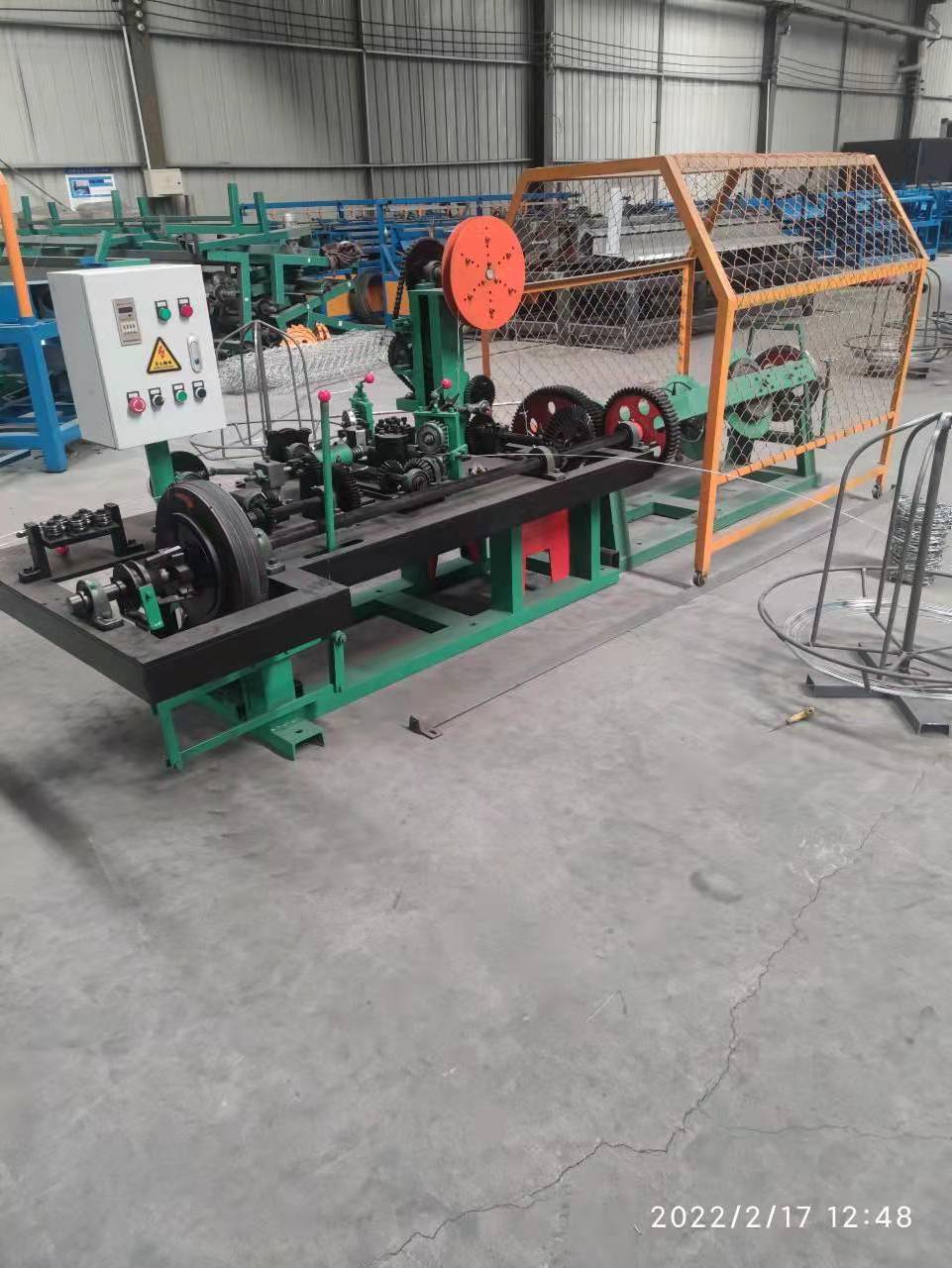 Good Quality Iron wire single double Strands galvanized barbed wire machine/barbed wire making machine factory