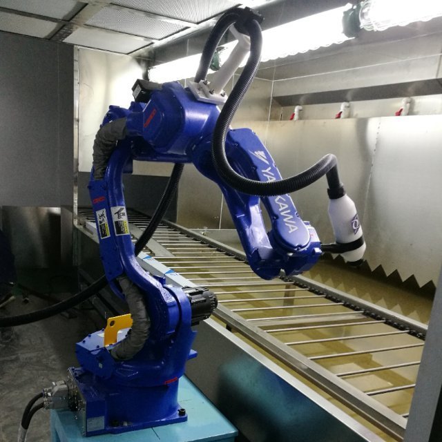 Japan YASKAWA AR900 China Supplier 6 Axis High Accuracy Polishing Industrial Robot With Robot Clothing Cover For Car Spraying