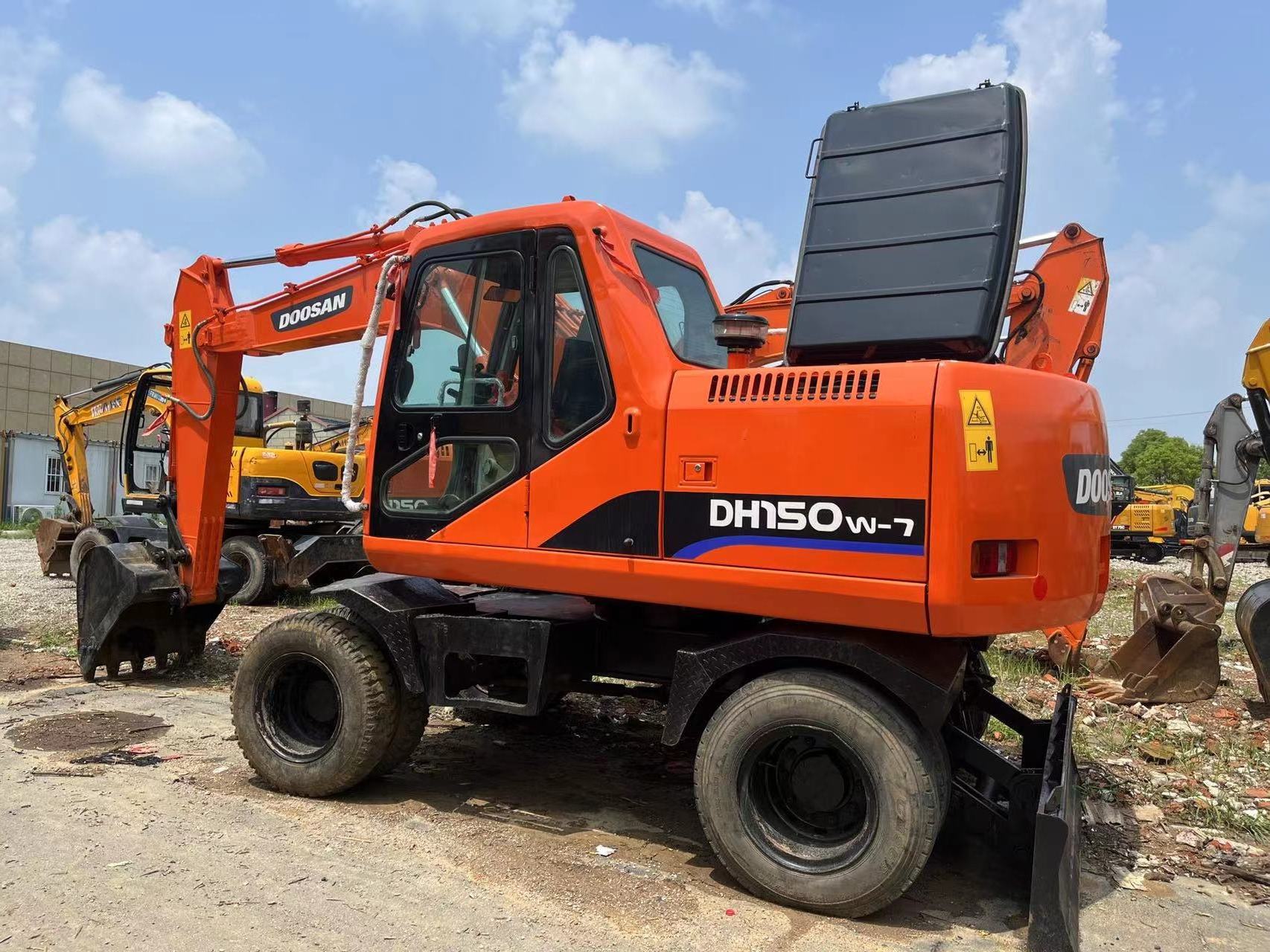 Used Doosan Wheel Excavator DH150w-7/ Second hand DOOSAN 150 Rubber Wheel Excavator with dozer blade for sale