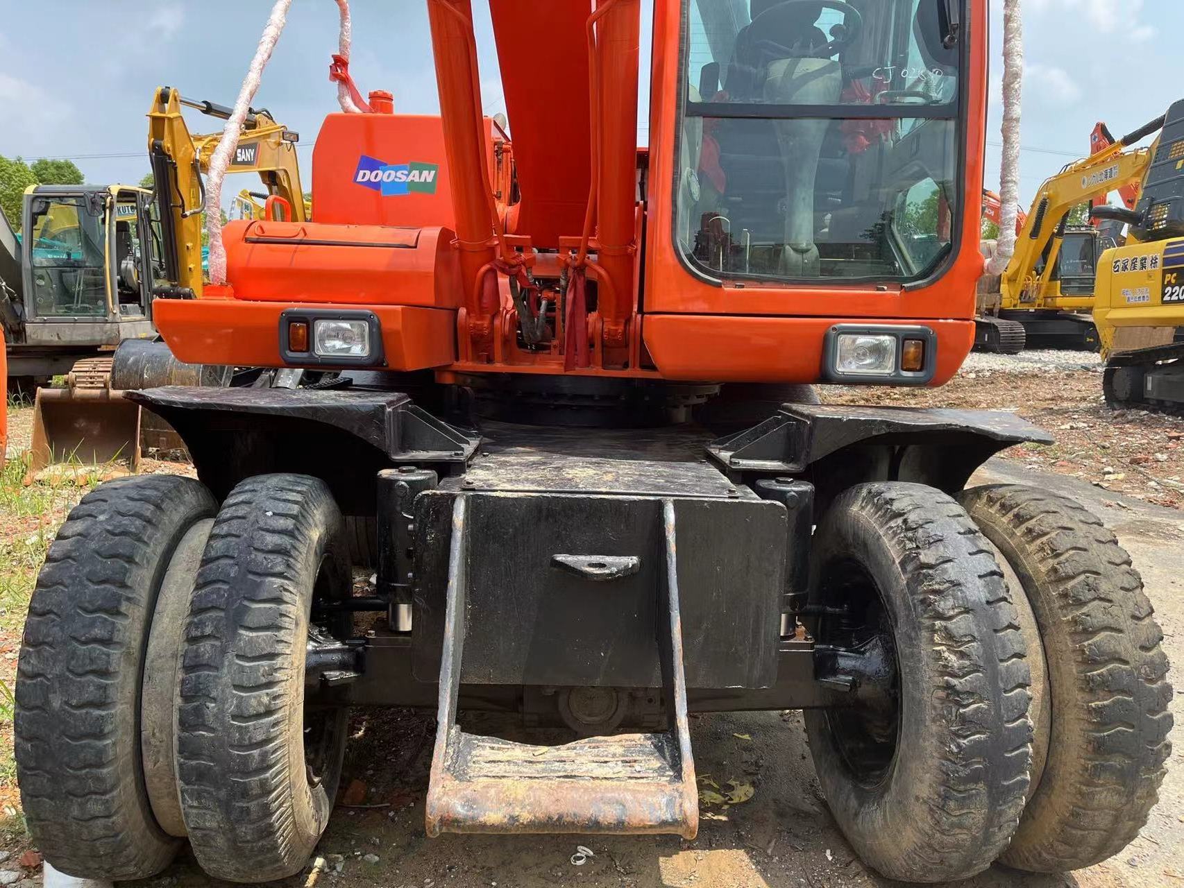 Used Doosan Wheel Excavator DH150w-7/ Second hand DOOSAN 150 Rubber Wheel Excavator with dozer blade for sale