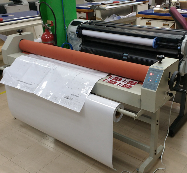 Desktop manual cold laminator 750mm cold laminator poster roll laminating machine