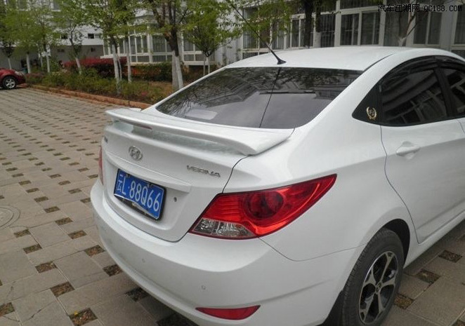 For Hyundai Verna Car Spoiler 2010-2015 ABS Material Primer Color Rear Wing Hyundai Accent Car Spoiler Tail Have A Brake Light