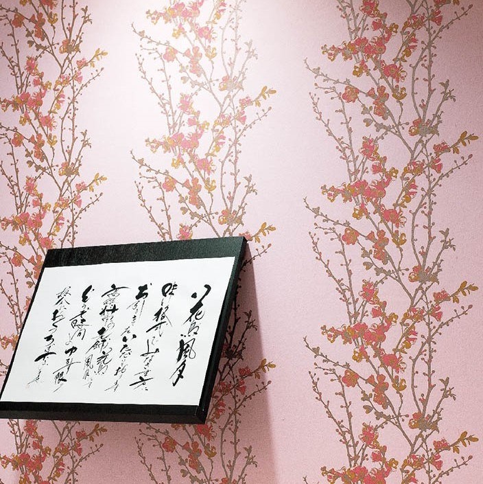 It is a gorgeous Japanese-made wallpaper with the image of Japanese original cherry blossoms.