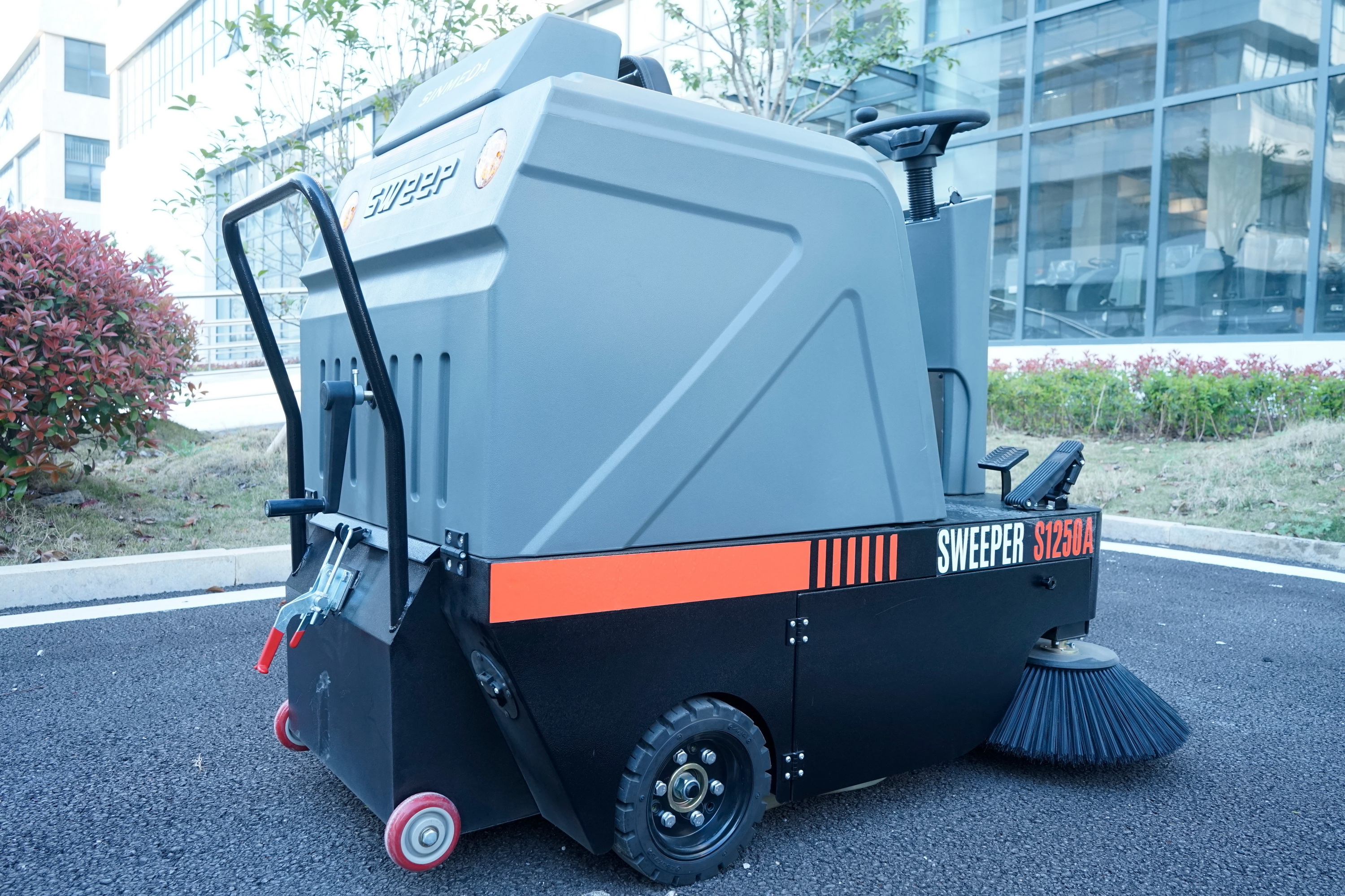 2024 new arrival compact street sweeper outdoor road sweeper for road cleaning