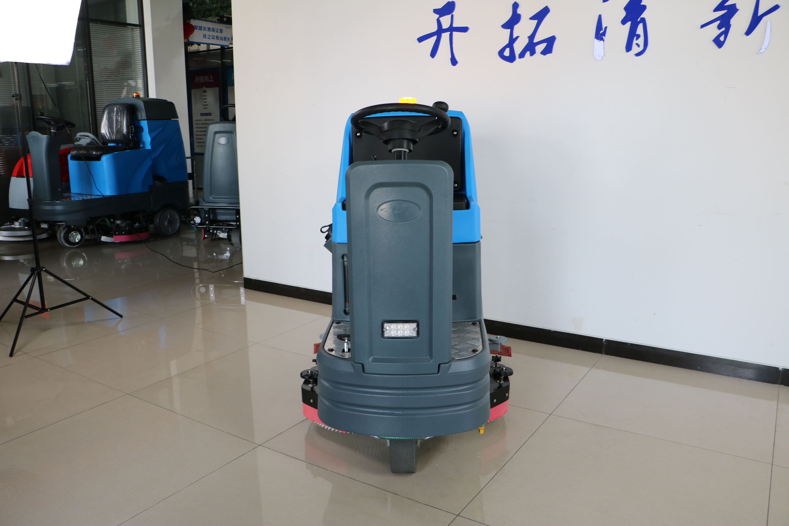 X80 Electric Ride-On Floor Scrubber Machine Mini Industrial Washer with Double Brushes and PLC Motor Core Components