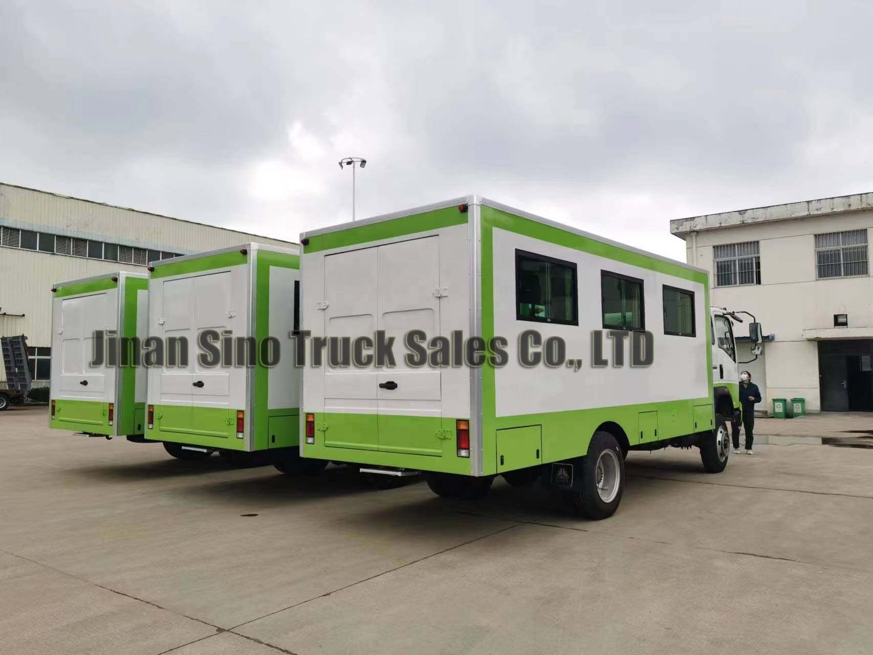 Sinotruk Howo 4x4 all whee driving 20 seats truck as worker shuttle bus