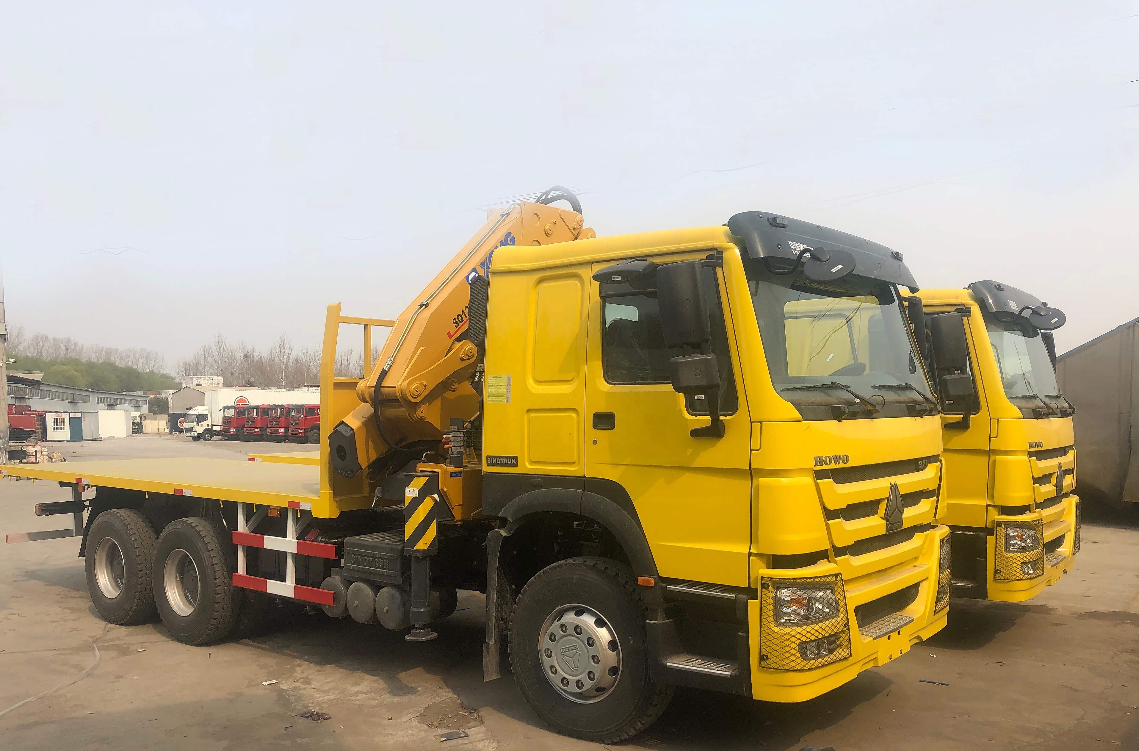 Folding Crane Sinotruk Howo Flatbed Truck Mounted 10 Ton for 40ft Container Sinotruk Engine 8000x2300 25-30ton 40L /min LHD /RHD