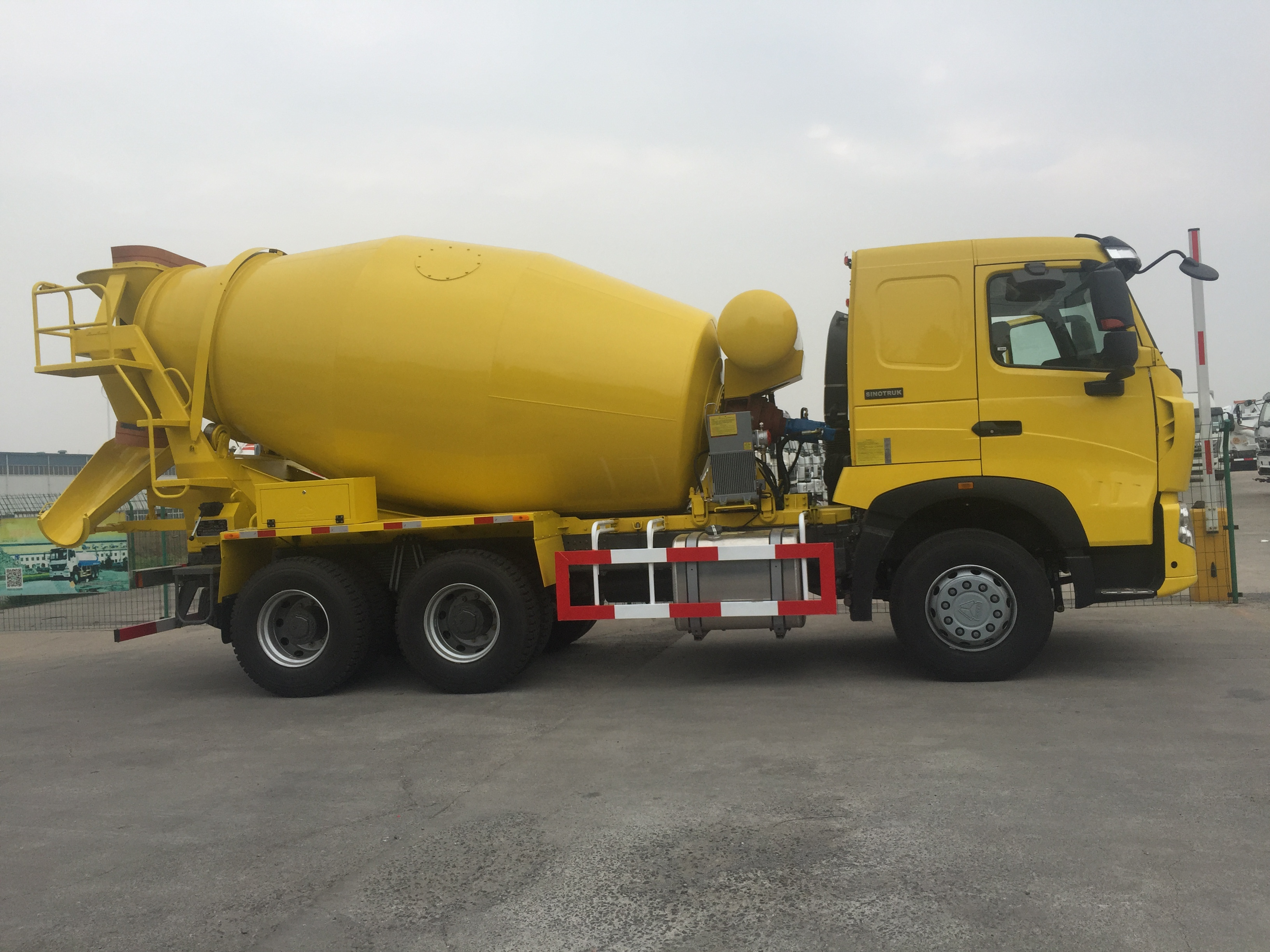 SINOTRUK 10 w Howo A7 concrete truck mixer for sale