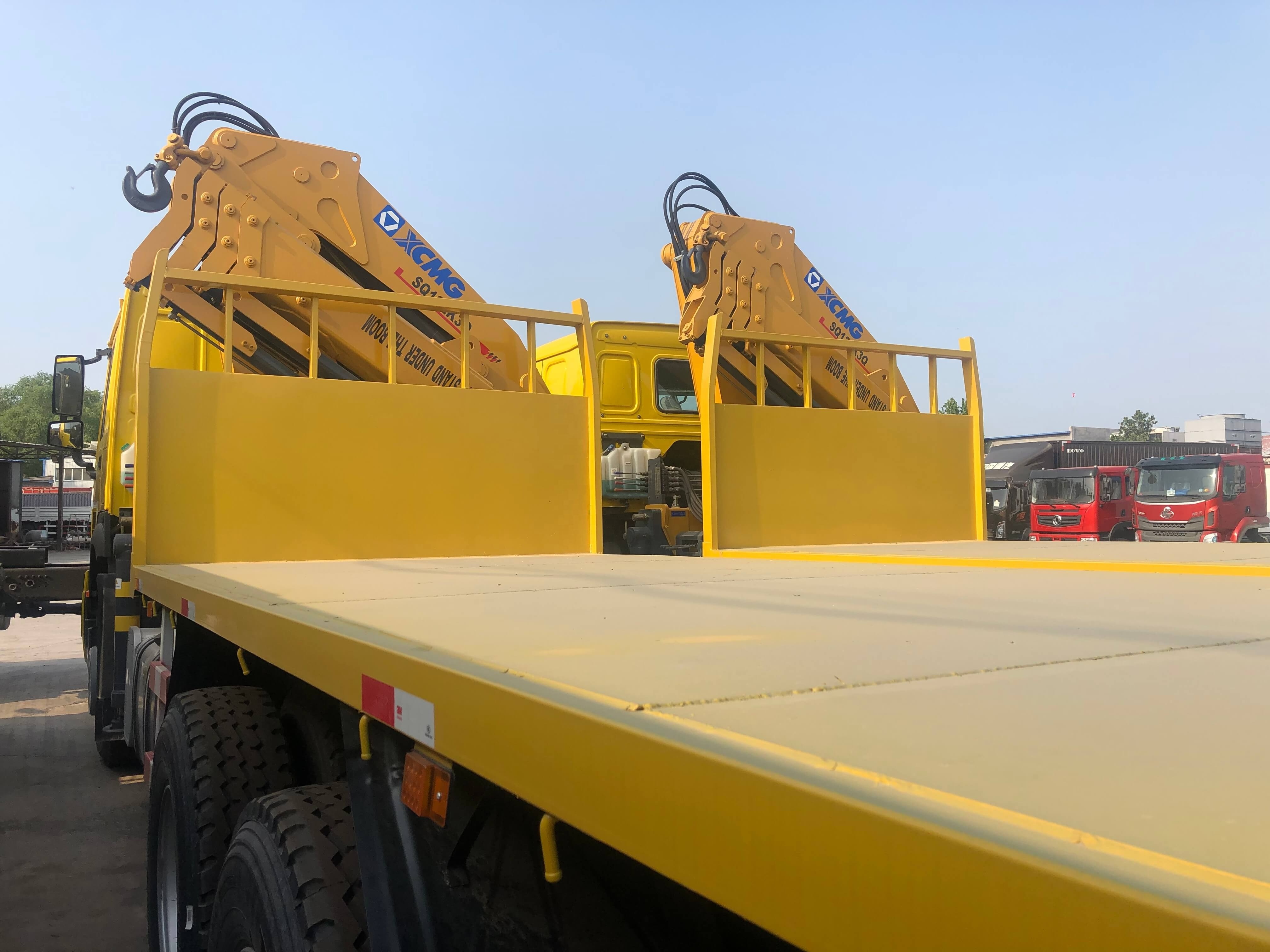 Folding Crane Sinotruk Howo Flatbed Truck Mounted 10 Ton for 40ft Container Sinotruk Engine 8000x2300 25-30ton 40L /min LHD /RHD