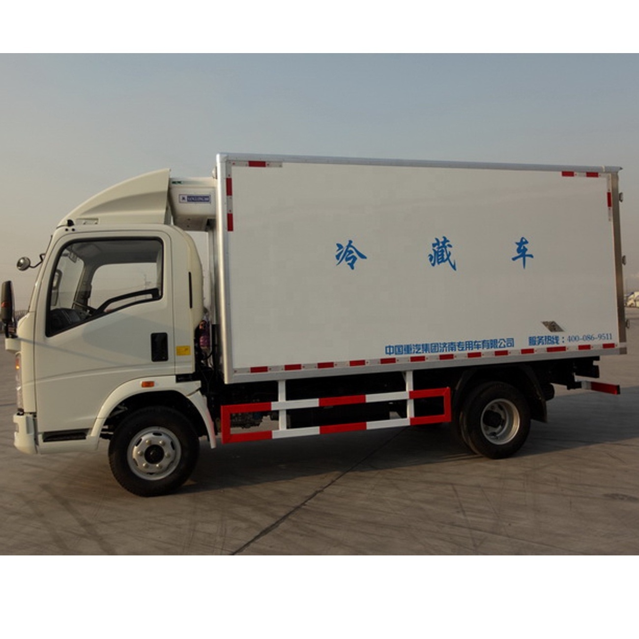 Factory delivery direct selling HOWO 4x2 Light mini Refrigerator frozen small cargo van food truck cooling truck for sale