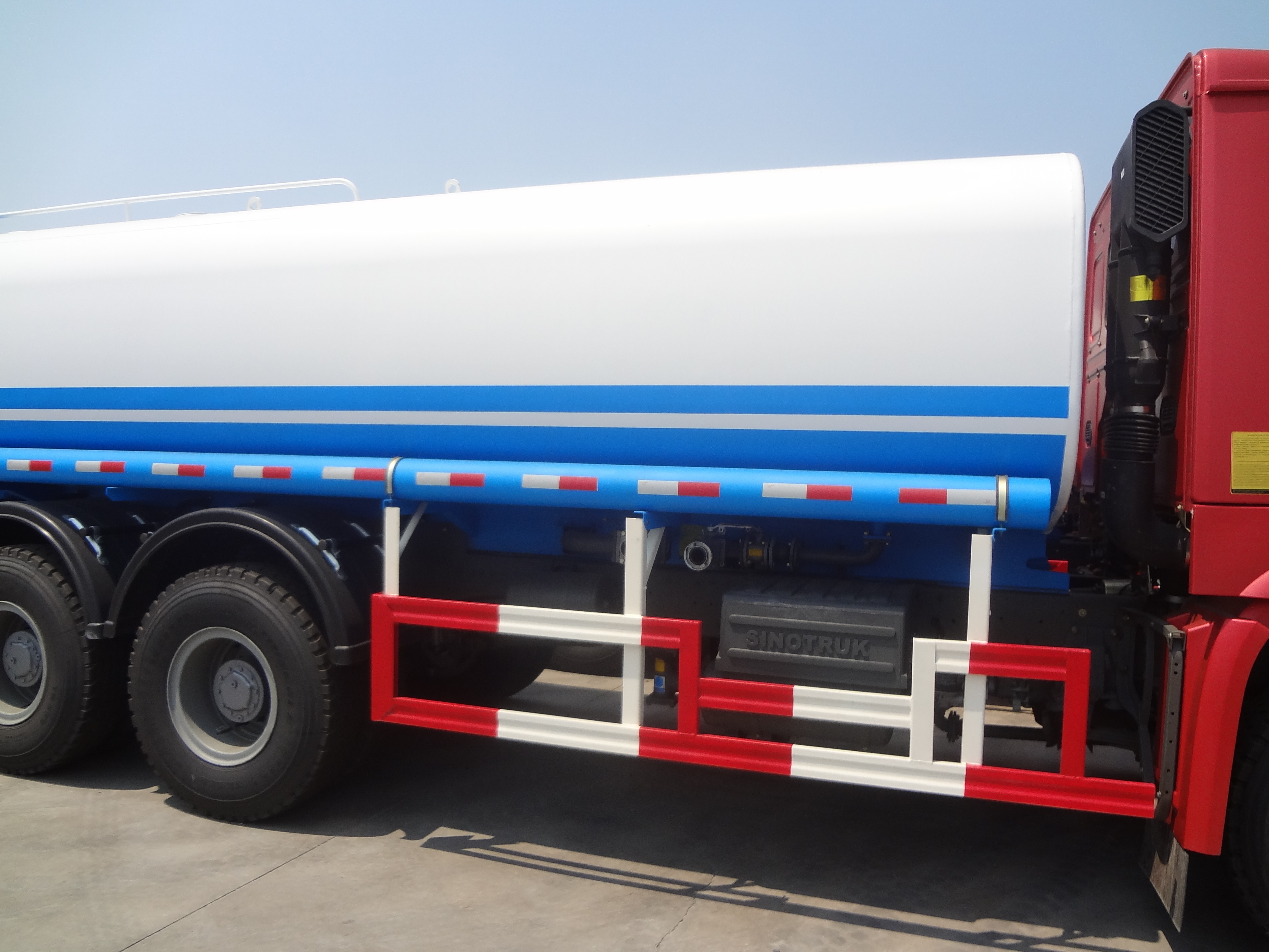 HOWO 6x4 10 Wheels 25m3 Sprinkler Tanker Water Spraying Tank Truck Factory Price 295/80R22.5 3