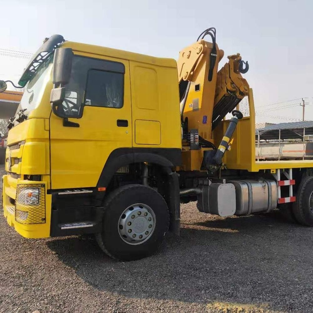 Folding Crane Sinotruk Howo Flatbed Truck Mounted 10 Ton for 40ft Container Sinotruk Engine 8000x2300 25-30ton 40L /min LHD /RHD