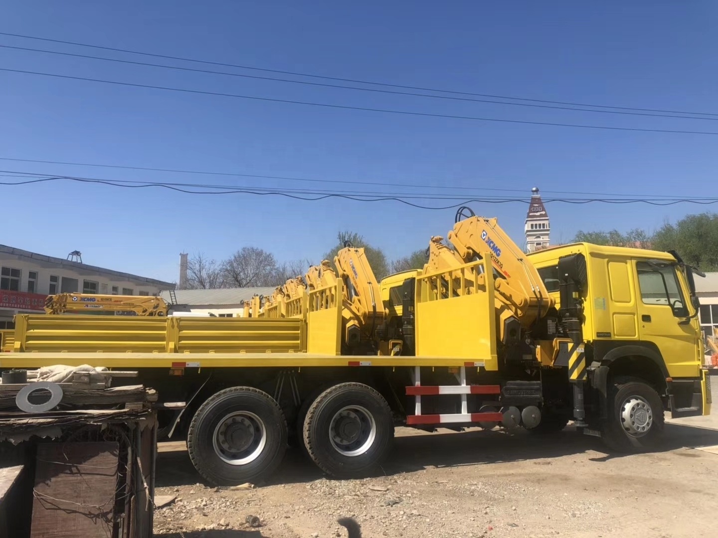 Folding Crane Sinotruk Howo Flatbed Truck Mounted 10 Ton for 40ft Container Sinotruk Engine 8000x2300 25-30ton 40L /min LHD /RHD