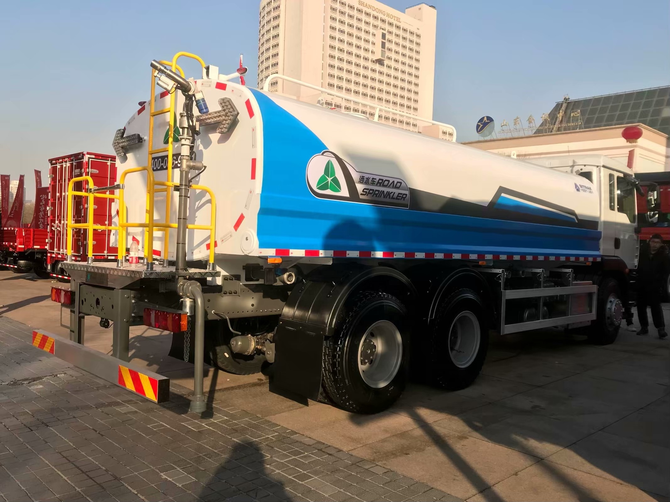 HOWO 6x4 10 Wheels 25m3 Sprinkler Tanker Water Spraying Tank Truck Factory Price 295/80R22.5 3