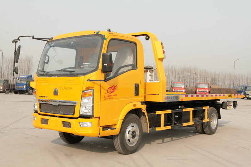 4X2 small 5 ton howo towing truck price for sale