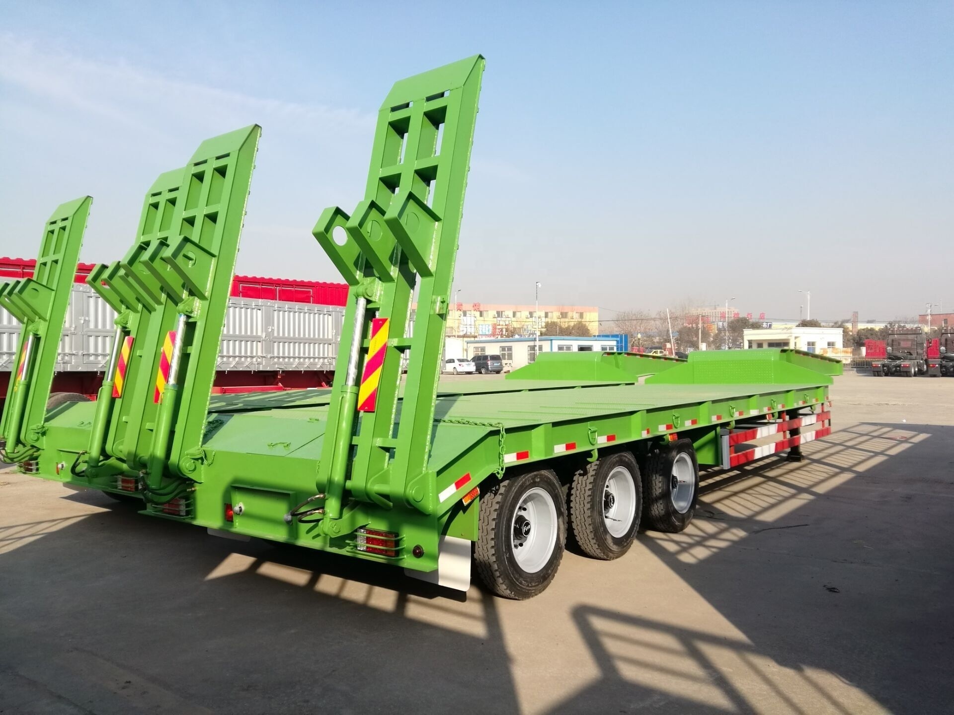 SINOTRUK HOWO 3 Alxes Lowboy Low Bed Container Gooseneck Excavator Transport Semi Trailer for Sale Truck Trailer FUHUA Axles 80T